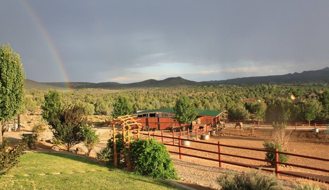 Upstairs casita, beautiful, quiet 5 acre ranch overlooking valley.