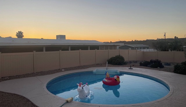 Vacation getaway with pool in Lake Havasu less than 5 miles from London Bridge.