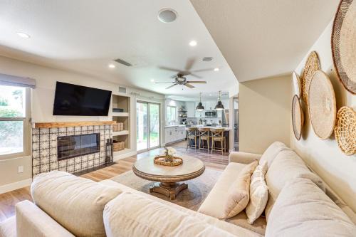 Val Vista Lakes Extended Getaway: Hot Tub Access!