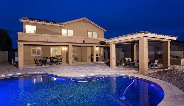 Valley of the Sun Spectacular 5 BR Home/PVT Solar Heat Pool