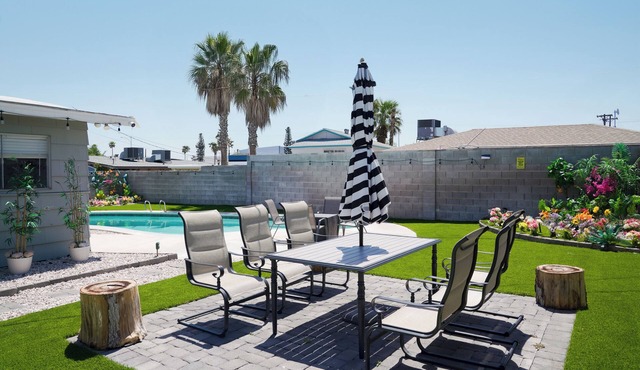 Vegas Hideaway with Jacuzzi & Pool by Strip