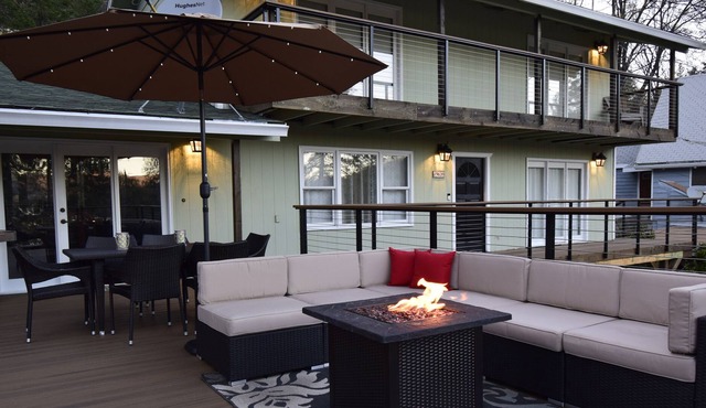 Views of Shasta Lake and within walking distance to Sugarloaf Marina