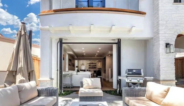 Villa Acacia- Contemporary Vacation Home