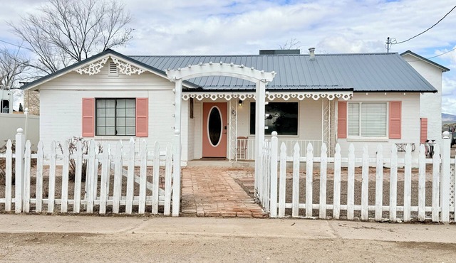Vintage Villa- roomy 4-bedroom home with AC in lovely Pima