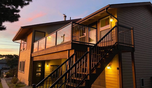 Waldport Ocean View home – 2 Bedrooms + Open Lounge, Sleeps 7