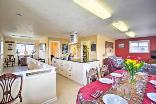Waldport Townhome w/Dog Run on Alsea Bay!