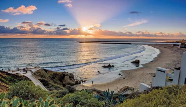 Walk to Beach,Shops and Restaurants,Beach Cottage!
