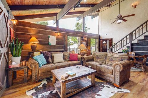 Walk to Dtwn Sonora! Rustic Creekfront Cabin