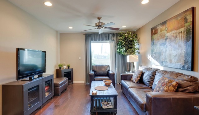 Walk to Everything! Pet-Friendly Old Town Condo