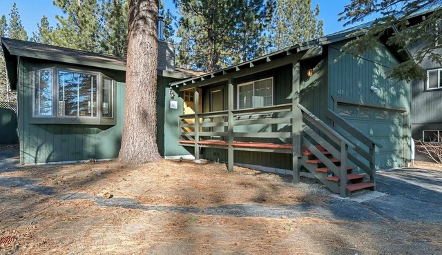 Walk to Lake Tahoe + Private Hot Tub