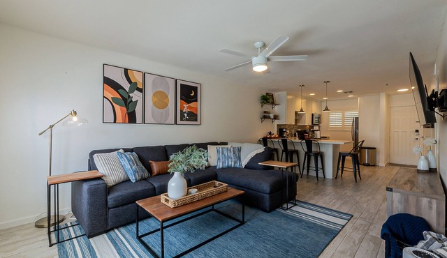 Walk to Old Town Scottsdale - Poolside Unit - Heated Pool