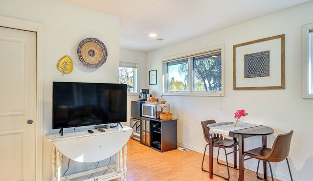 Walk to Willamette River: Studio in West Linn