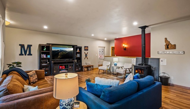 Walkable Downtown McCall Cabin | Sleeps 10+ | Game Room | EV