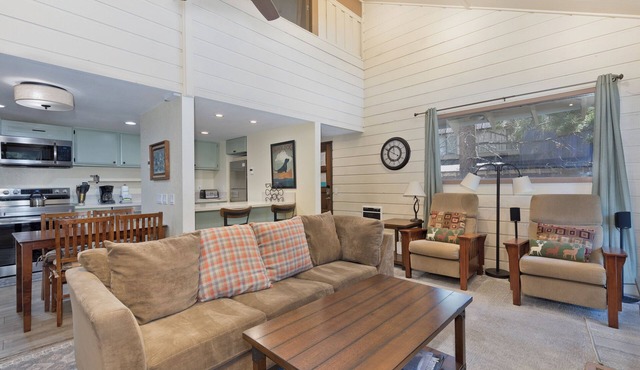 Warm & Inviting Mountain Retreat/Family Friendly/Near Lakes, Trails & Dining