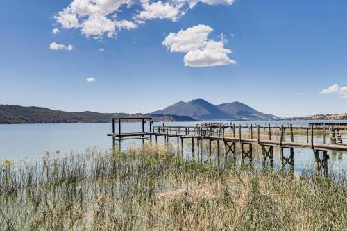 Watefront Getaway w/Mtn Views & Dock in Clearlake