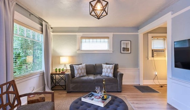 Waterfront Boutique Bungalow 1-Walk to Ferry to San Francisco, Free WIFI Parking