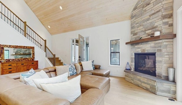 Waterfront cabin with panoramic views and lake access, dog-friendly