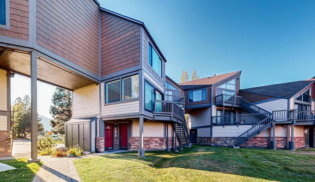 Waterfront townhouse with dock & mountain view - close to skiing, hiking & beach