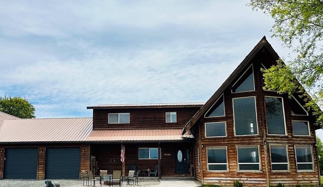 Western Inspired 4-bedroom house in Bonanza perfect for your getaway.