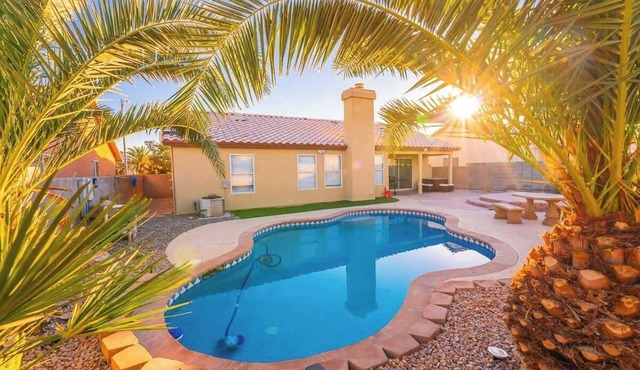 White House: Modern 5BR w Shimmering Pool & Spa