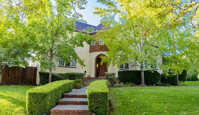 Windsor Wine Getaway in Secluded Neighborhood