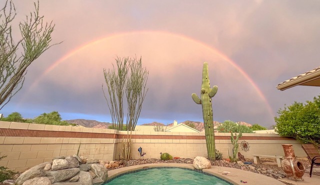 Wonderful desert retreat near hiking with private pool, fast WiFi & gas grill