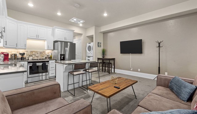 Work Here! King Bed, 400+ Mbps WiFi, BYU