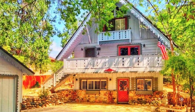 Yosemite Mountain Chalet with private sauna, decks, fireplace, air hockey & WiFi