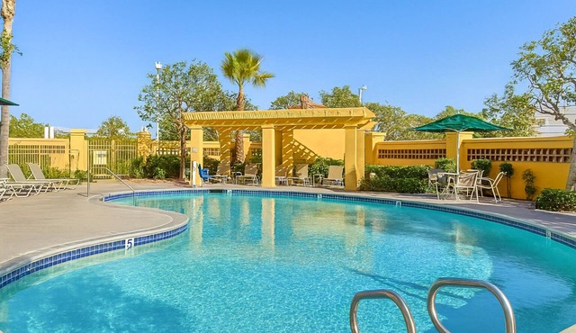 Your Home Away From Home! Family-Friendly Unit To Relax. Near Golden Oak Park