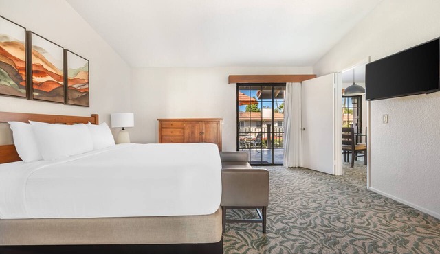 Your Relaxing Getaway Awaits! Pool, Free Parking!