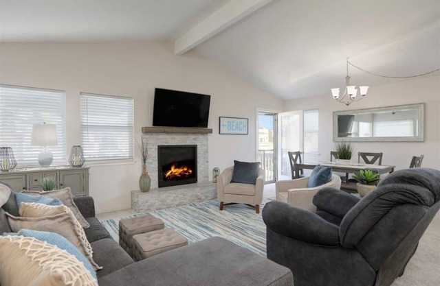 3 Bedroom, 2 bathrooms, steps to the sand, sleeps 8