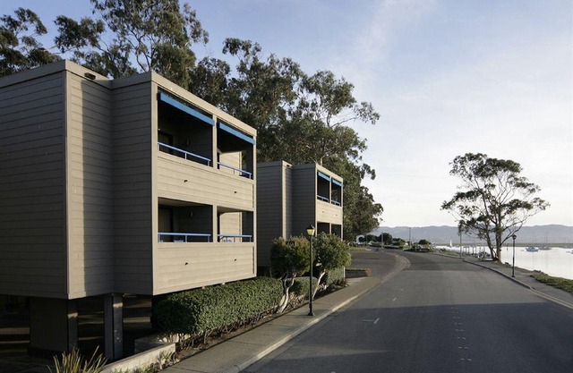 456 Embarcadero Inn & Suites