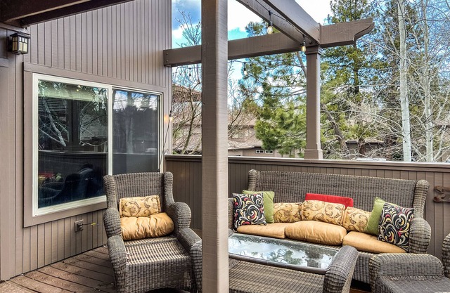 Broken Top townhome with private hot tub, deck, grill, fast WiFi, & washer/dryer