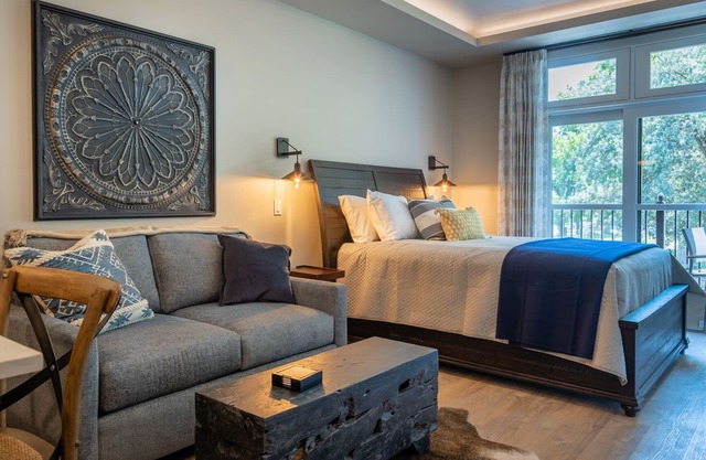 Downtown Paso Robles Park-Side Suite with Balcony!