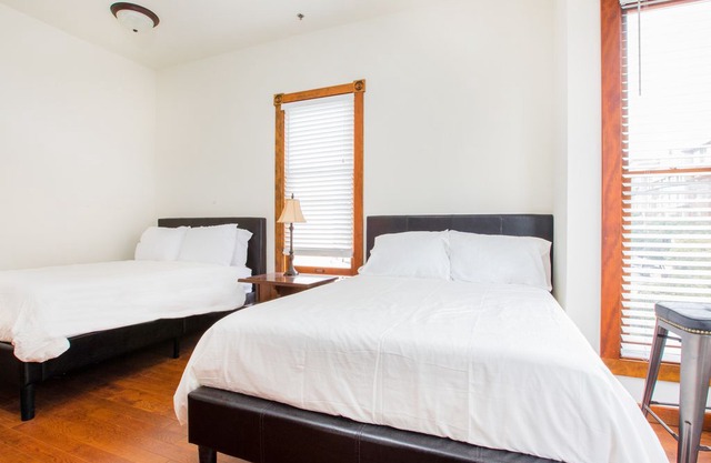 Little Italy House ★Best Deal★ 10BR Sleeps 30!!