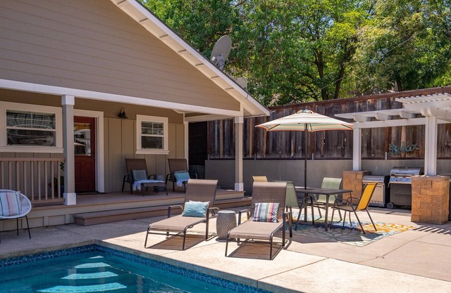 Luxury 2 blocks/Downtown Square with a POOL!2Bdrm/2Bath Modern Bungalow