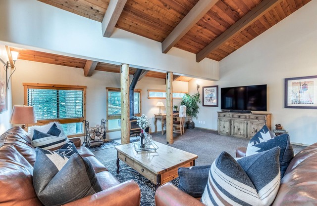 Remodeled Cabin, Near The Village & Trails, Complex Pool & Hot Tub