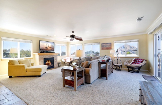 Spacious, Beautiful New Townhome Close to Dwntn!