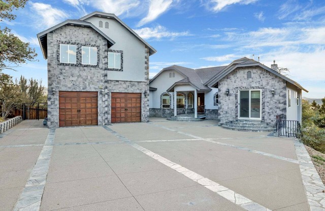 Sunset Ridge Villa at Big Bear ~ Hot Tub ~ Games ~ Multi-Level Luxe Chalet Retreat