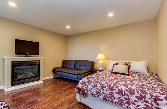 Welcoming Studio with Ocean View & Nearby Beach Access - Dogs OK