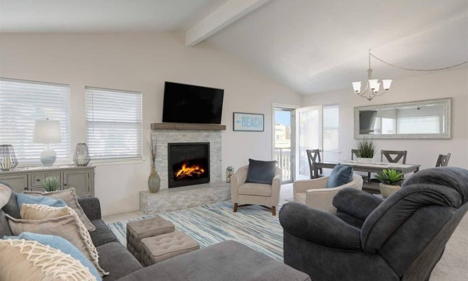 Oceano House | 3 Bedroom, 2 bathrooms, steps to the sand, sleeps 8