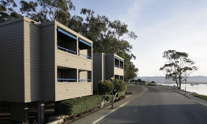 Morro Bay Hotel | 456 Embarcadero Inn & Suites