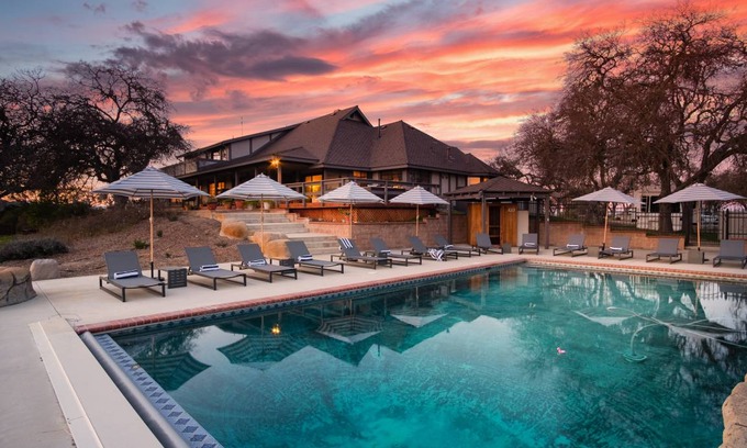 Templeton House | Cathedral by AvantStay Charming Secluded Estate w/ Sauna, Pool Table & Views of the Rolling Hills