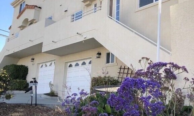 Motel District Condo | Great Location/Easy Beach Access/Walking Distance to Downtown Pier Area