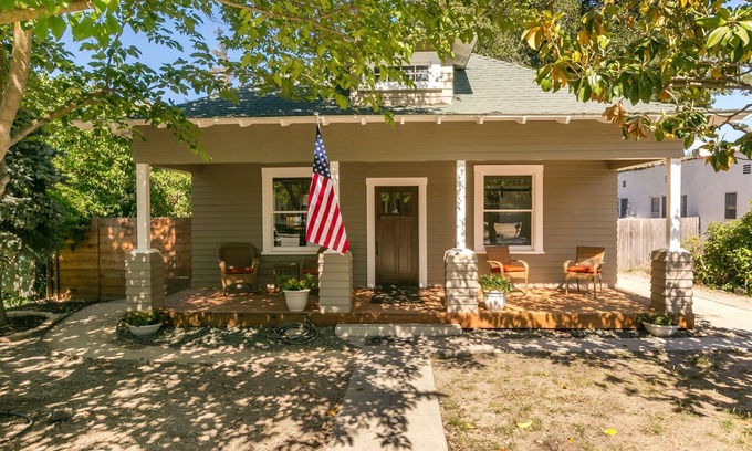 Paso Robles House | Modernized turn of the century Craftsman NO CLEANING FEES, Uptown District