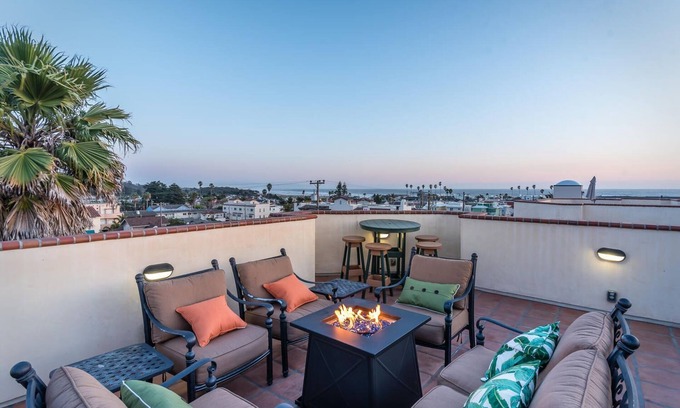 Downtown Condo | Monarch Villa - Luxury Condo, Ocean View, Rooftop Living with fire table/Bbq