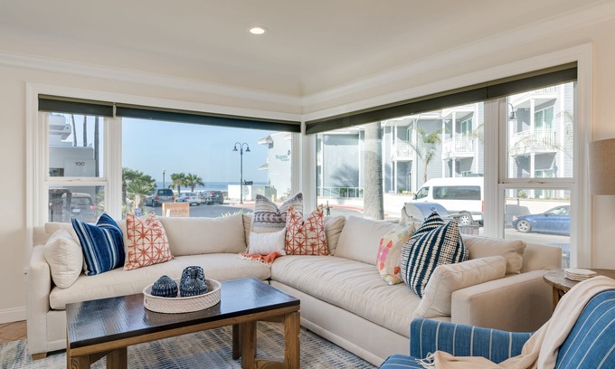 Downtown House | Only steps to PIER And BEACH with PARKING - VIEW - LOCATION, LOCATION, LOCATION