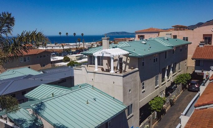 Downtown House | Spacious & Modern Downtown Pismo Beach Townhouse