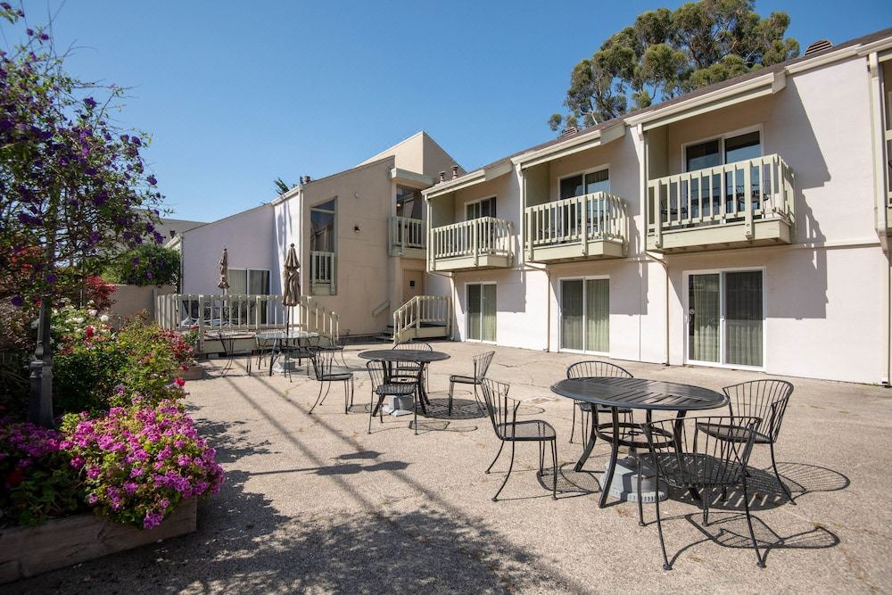 Lighthouse District Hotel | Cannery Row Inn