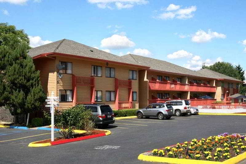 Sumner Hotel | Howard Johnson by Wyndham Portland Airport